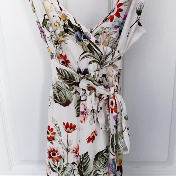 LULU’S Sprout and About White Floral Print Wrap Romper Sz Small - Picture 7 of 11